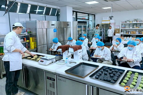 食光煥新，焙香滿園——記飲食中心春夏烘焙新品發(fā)布暨學(xué)生食堂烘焙飲品技能培訓(xùn)